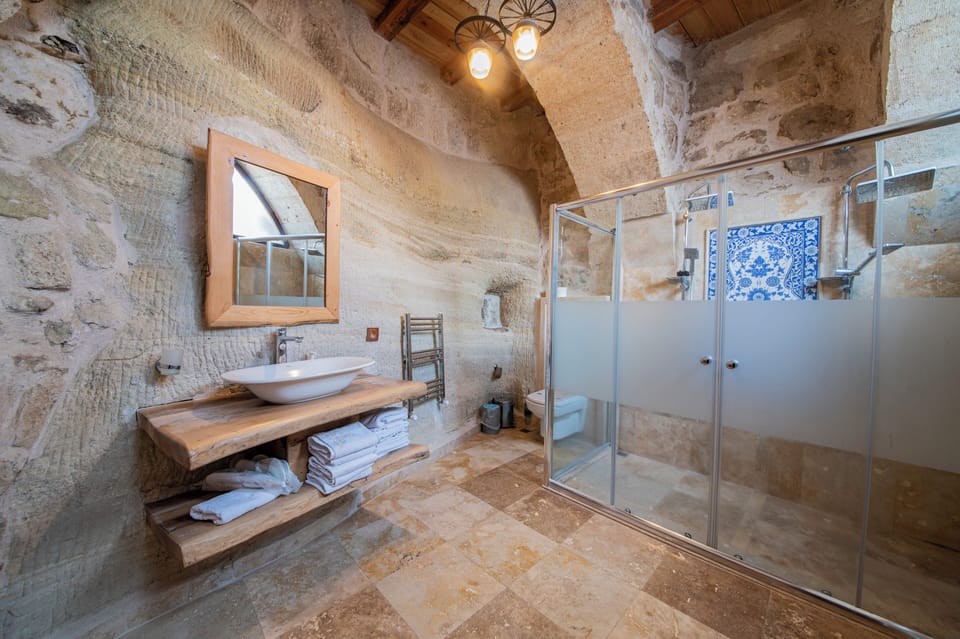 Family Cave Suite | Bathroom | Shower, free toiletries, hair dryer, slippers