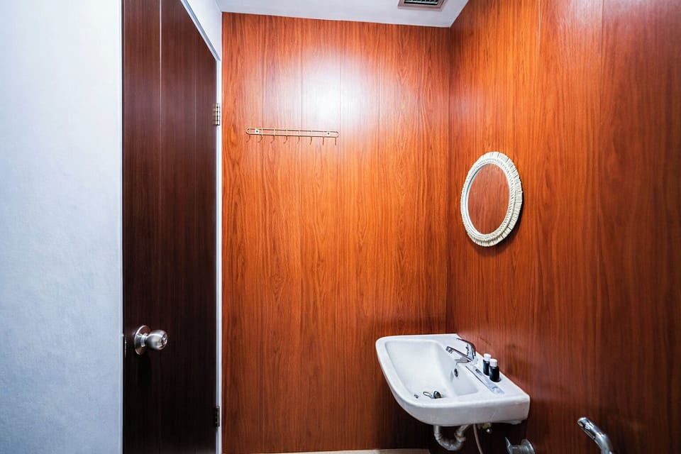 Standard Studio | Bathroom