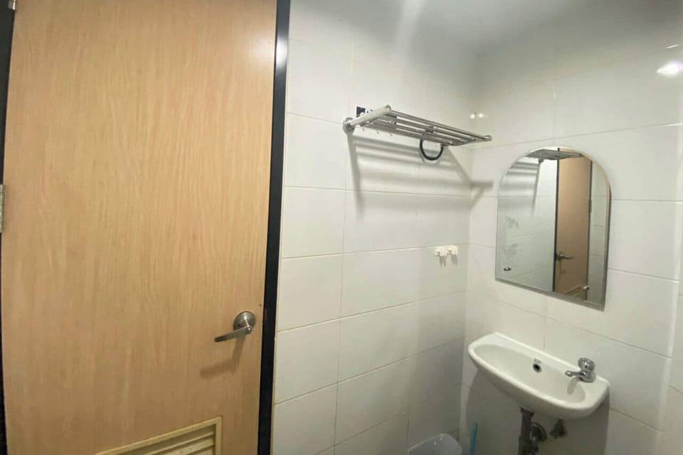 Standard Studio | Bathroom