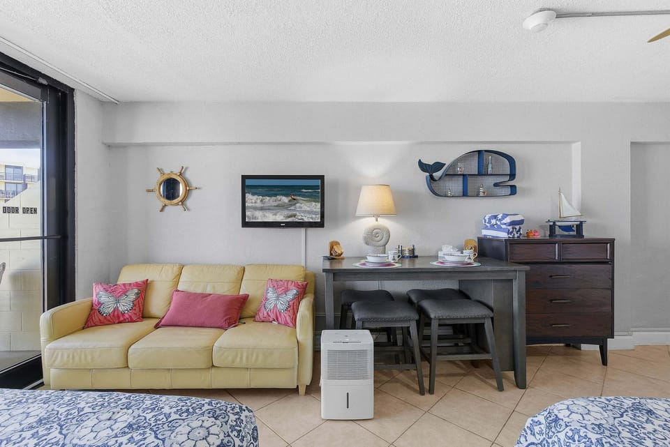 Condo, 2 Queen Beds, Balcony (Hawaiian Inn 209) | 1 bedroom, individually decorated, individually furnished