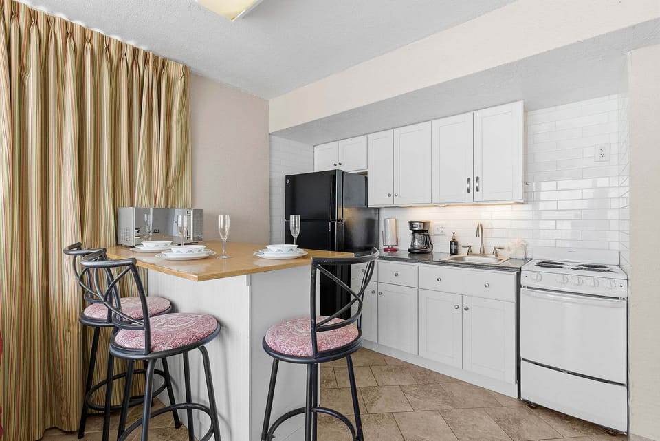 Condo, Multiple Beds, Balcony (Hawaiian Inn 502) | Private kitchen | Dining tables