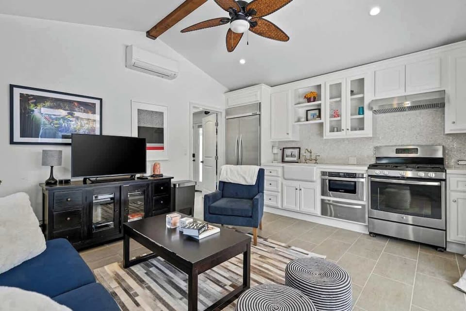 Living & Kitchen | Smart TV, Full Kitchen & Bedroom Access