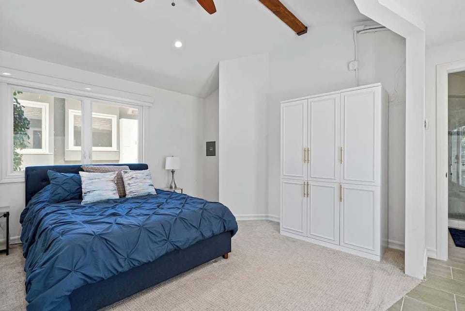 Bedroom | King Bed, Wardrobe & En-Suite Bathroom