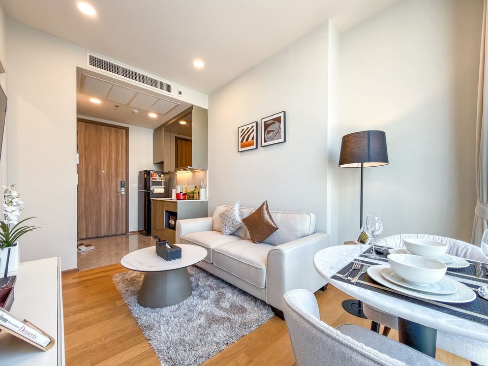 Apartment, 1 Bedroom, Balcony, Garden View | Living room | Books