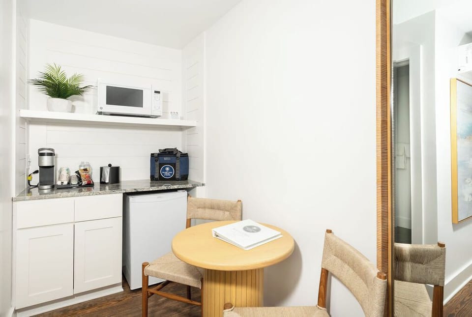 Room, 1 King Bed, Non Smoking | In-room safe, blackout drapes, free WiFi