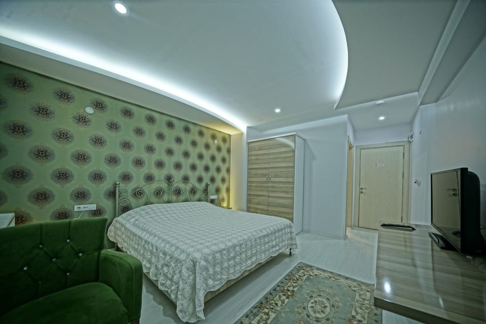 GOMEDA | Premium bedding, minibar, desk, laptop workspace