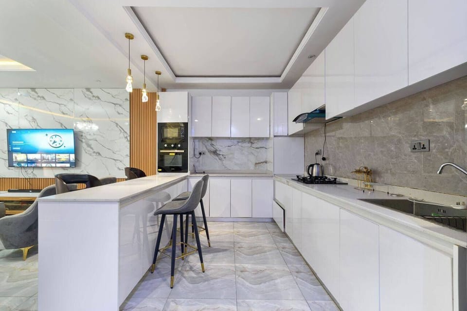 Deluxe Apartment, Balcony, City View | Private kitchen | Fridge, microwave, oven, stovetop