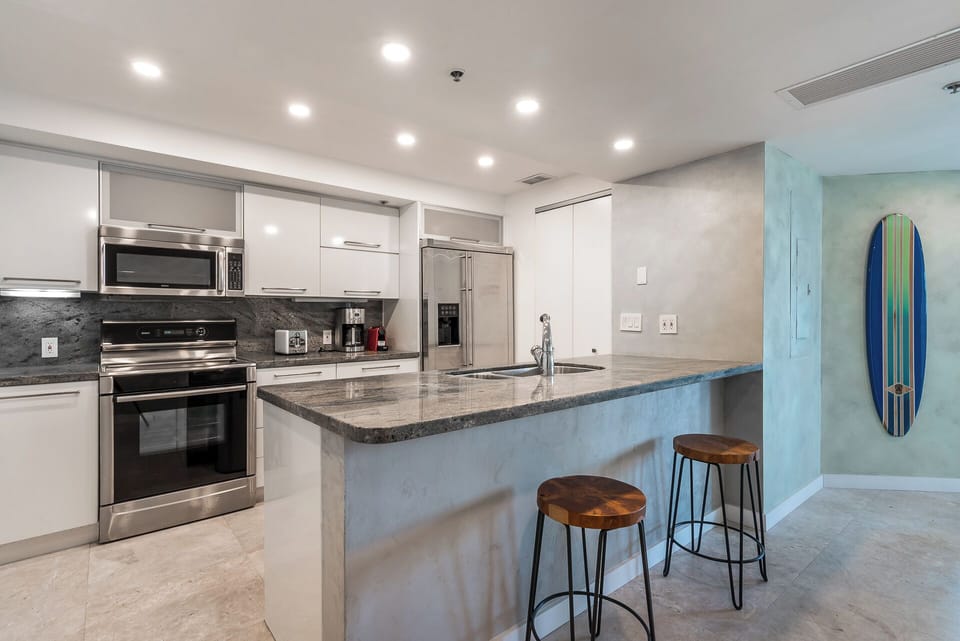 Family Apartment, Balcony, Beach View | Private kitchen | Fridge, microwave, oven, stovetop