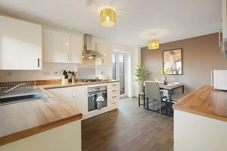 Kitchen equipped with all essentials, including a washer, gas hob, oven, fridge, microwave, kettle, toaster, and full cookware set.