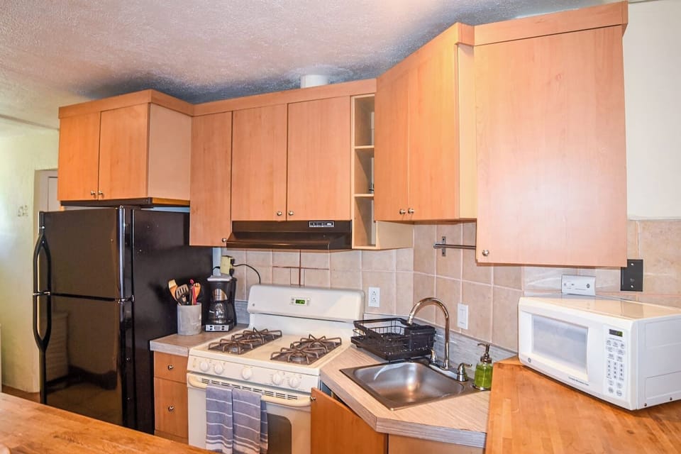 Cozy kitchen with island and side bar, ideal for casual breakfasts or dinners.