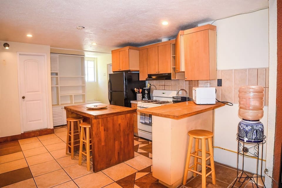 Open kitchen with central island and wooden stools, perfect for sharing moments while cooking.
