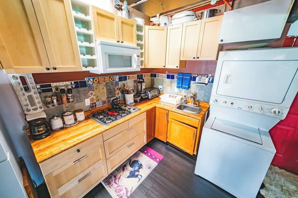 Cocina completamente equipada para ti y un centro de lavado para el uso del los huespedes de esta unidad. 