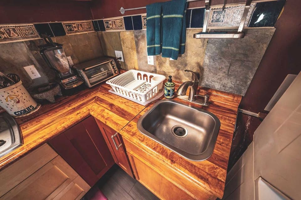 Cocina amplia, fregadero de trastes y escurridor, entre muchos otros accesorios. 