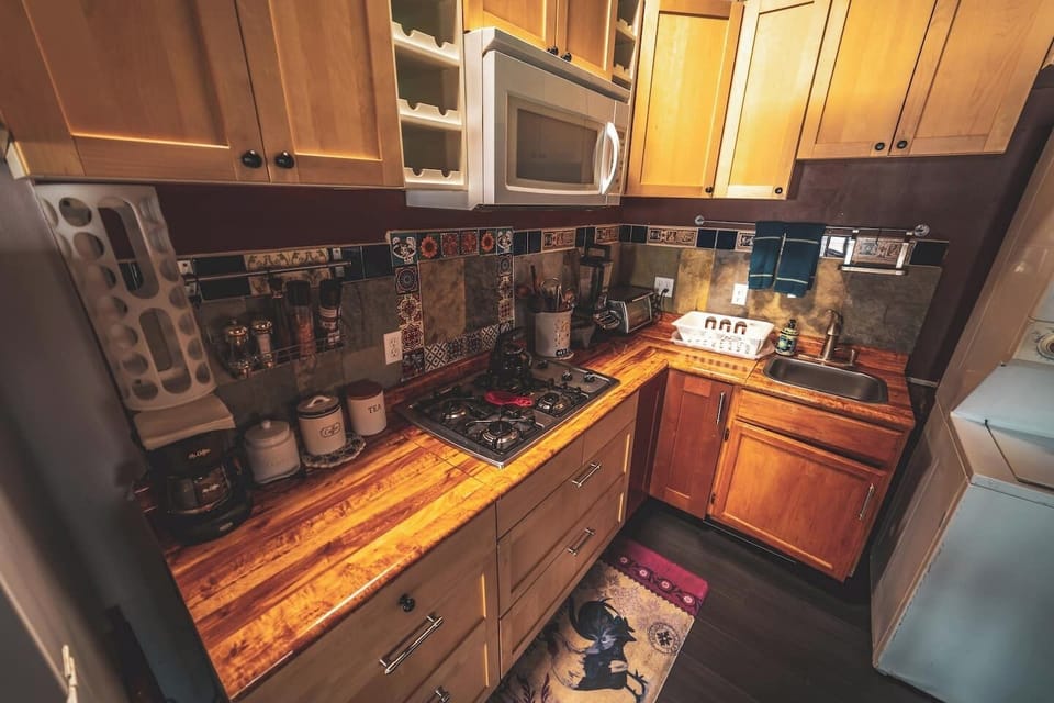 Cocina con un monton de espacio para guardar todo lo que necesitas al cocinar. 