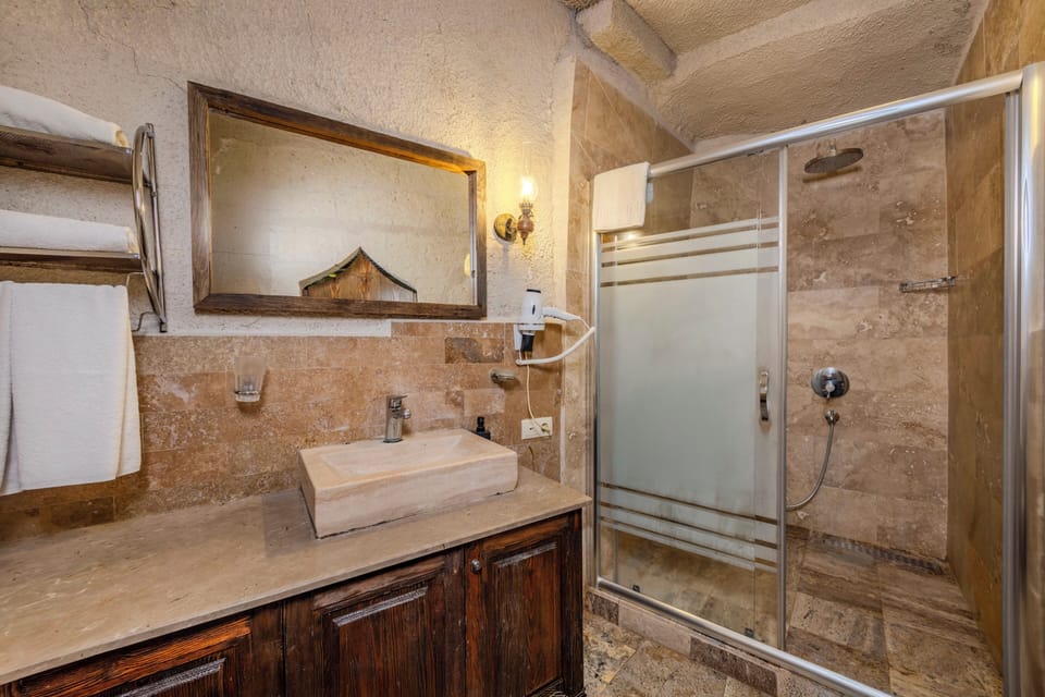 Superior Double Room (Stone) | Bathroom | Free toiletries, hair dryer, slippers, towels