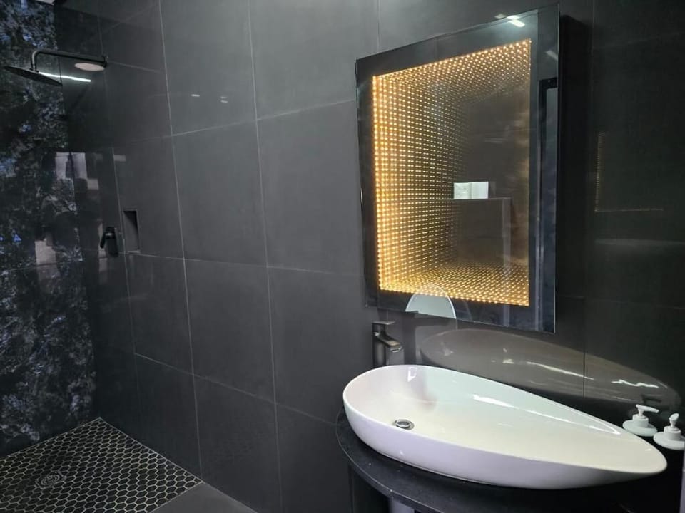 Deluxe Double Room | Bathroom | Free toiletries, hair dryer (on request), bathrobes, towels