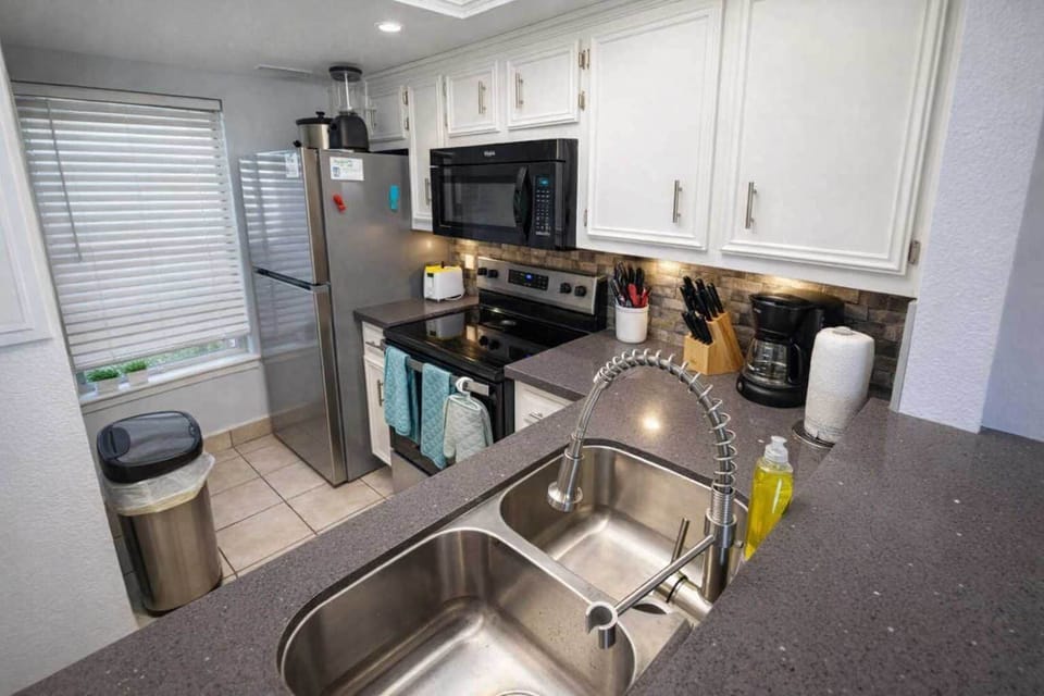 Apartment, Multiple Beds, Balcony (Marlin Arms #1) | Private kitchen