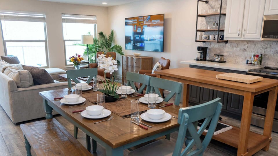 Condo, Multiple Beds, Kitchen, Ocean View (Penthouse Inverness) | Dining