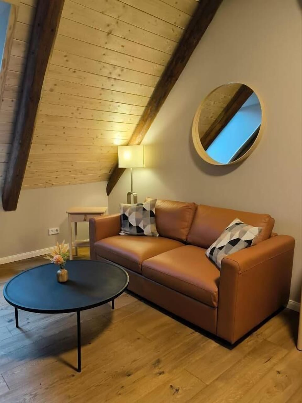 Deluxe Triple Room | Living area