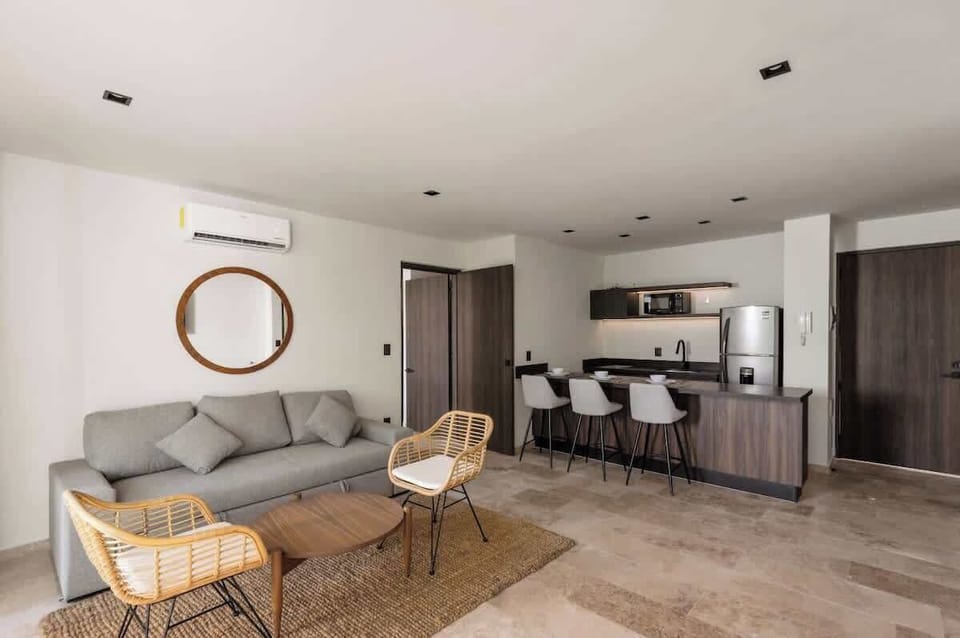 Living room and breaksfast area 