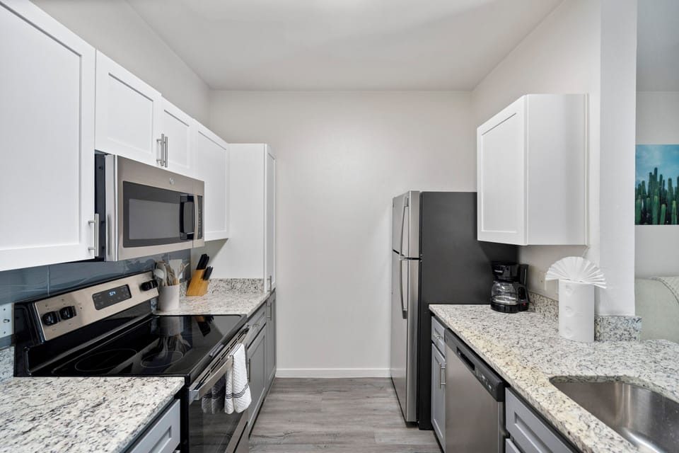 Full-size fridge, microwave, oven, stovetop