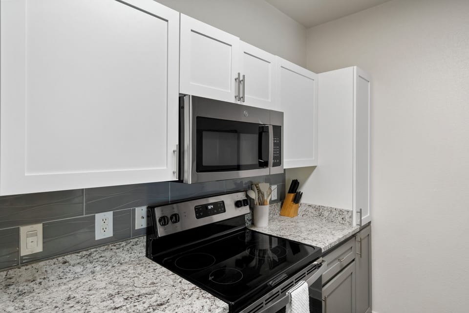 Luxury Studio, 1 Double Bed, Pets Allowed | Private kitchen | Full-size fridge, microwave, oven, stovetop