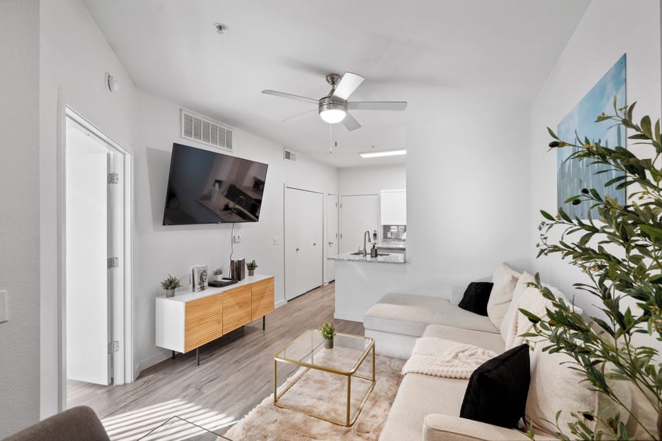 Luxury Apartment, 1 Queen Bed, Pets Allowed | Living room
