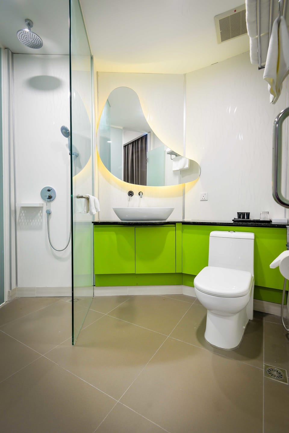 Deluxe Twin Room | Bathroom | Shower, rainfall showerhead, free toiletries, hair dryer (on request)