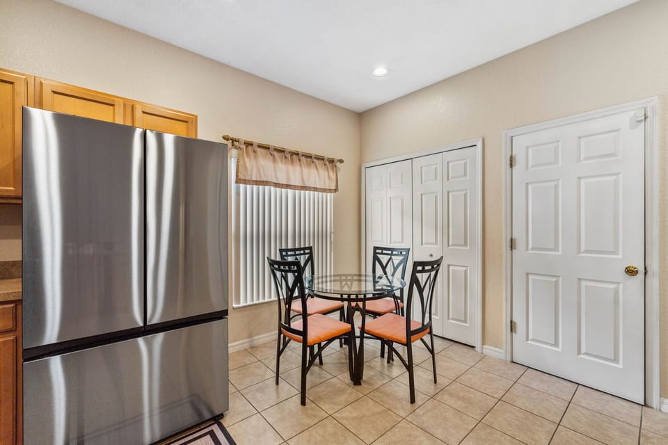 Enjoy breakfast before heading to Disney or dinner together after a full day of fun.