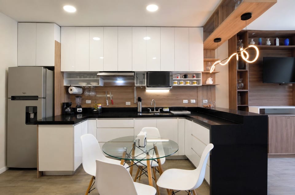 Business Suite, City View | Dining room