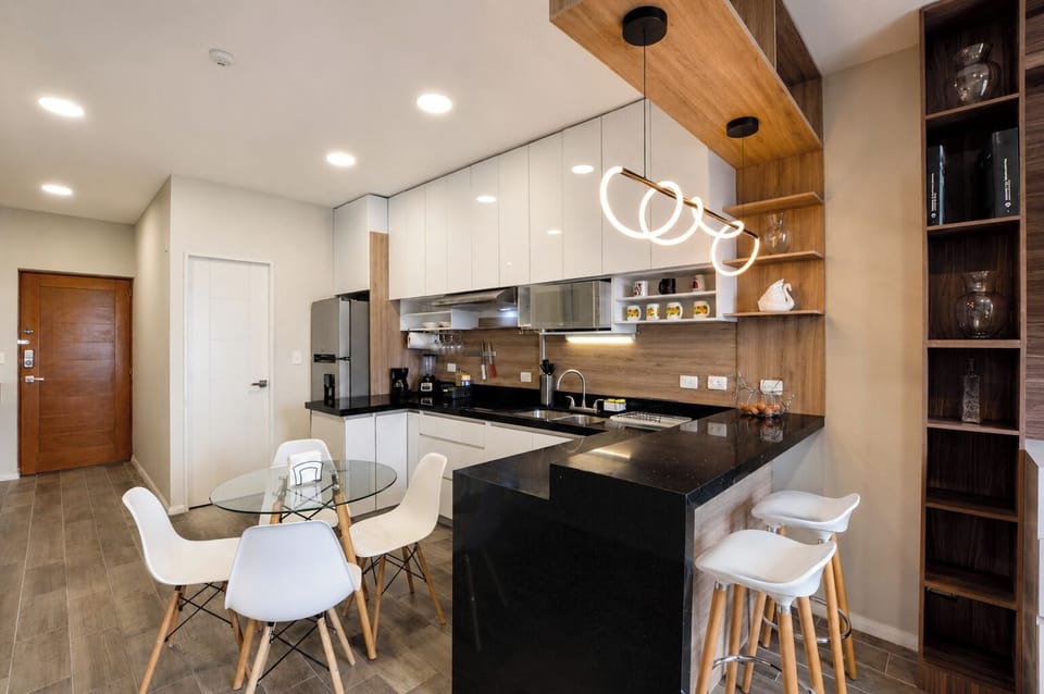 Business Suite, City View | Dining room