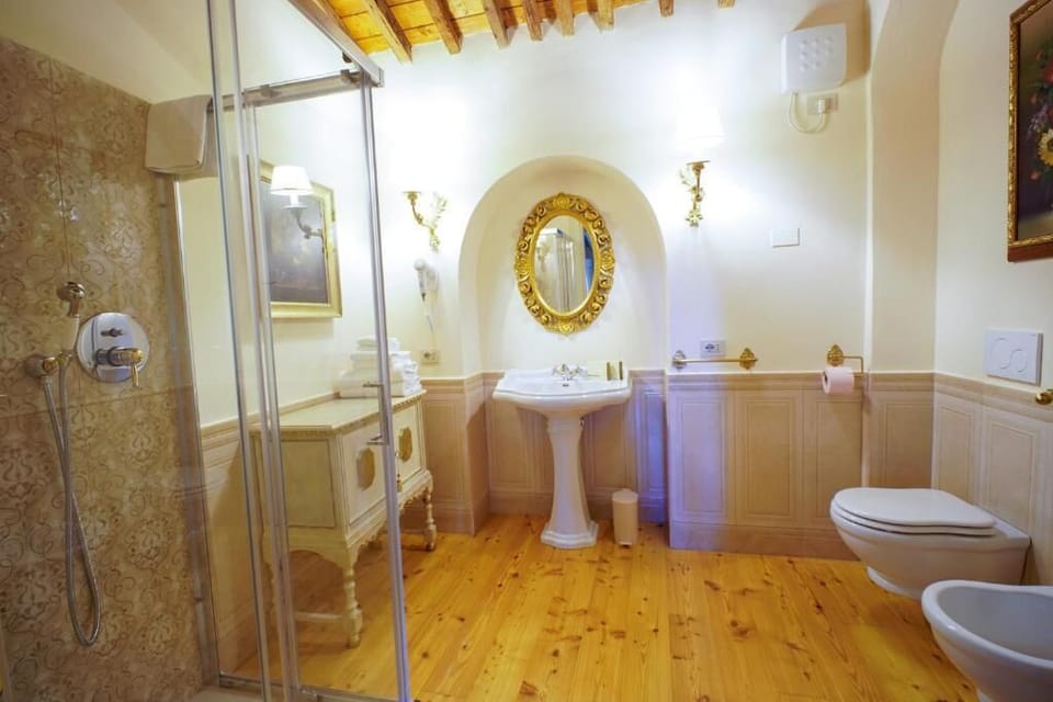 Deluxe Double Room, Garden View | Bathroom | Shower, free toiletries, hair dryer, bidet