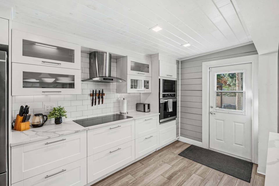 Sleek & modern fully equipped kitchen