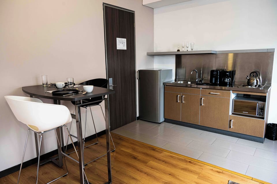 Fridge, cookware/dishes/utensils