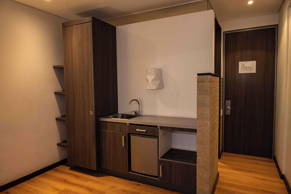 Standard Twin Room | Hypo-allergenic bedding, in-room safe, desk, laptop workspace