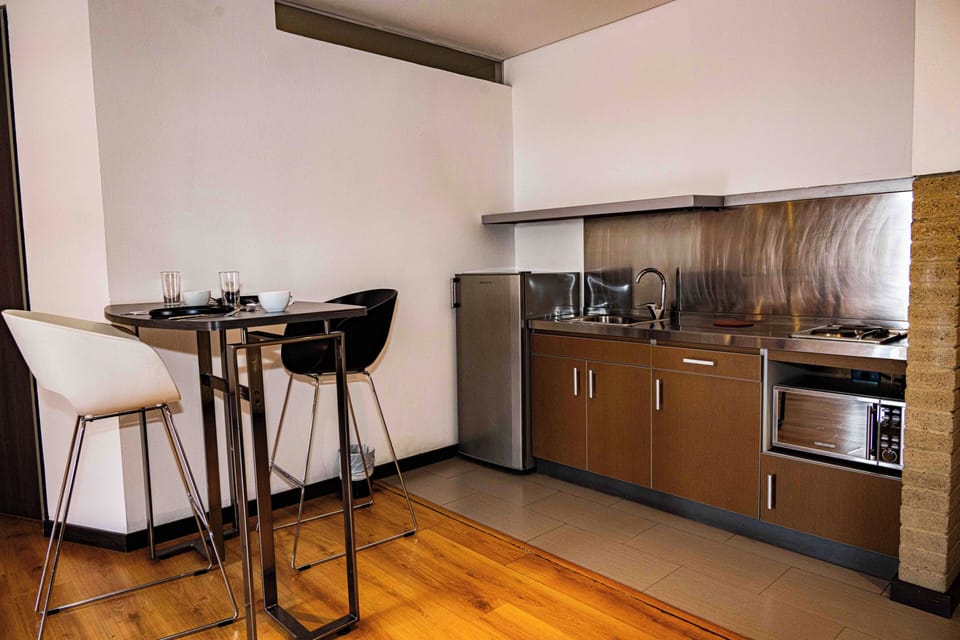 Fridge, cookware/dishes/utensils