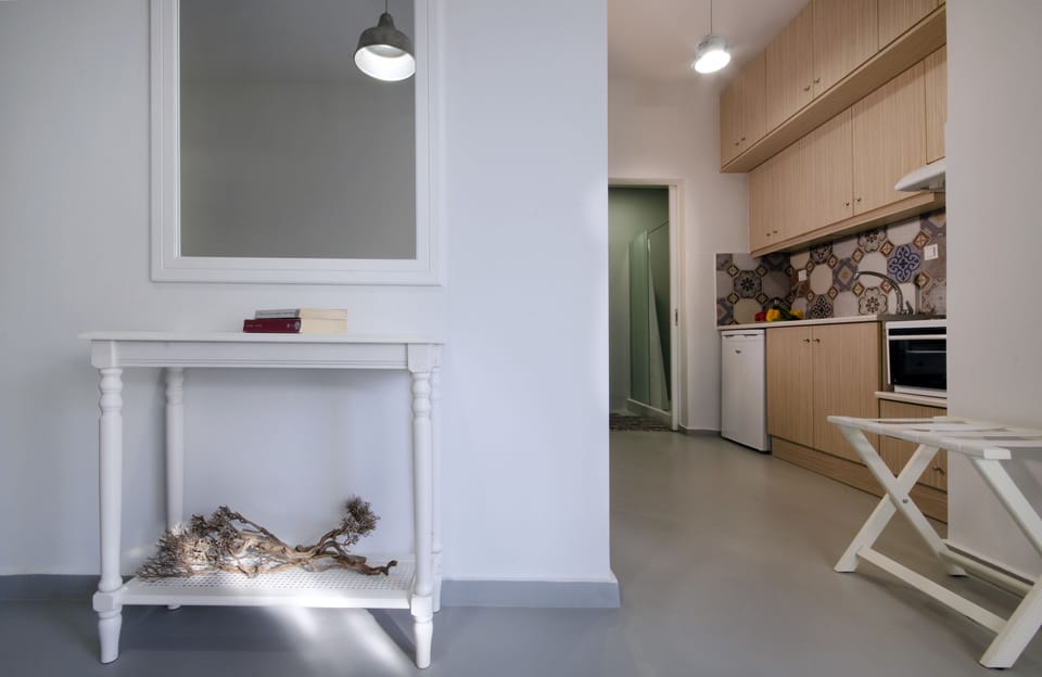 Fridge, oven, stovetop, coffee/tea maker