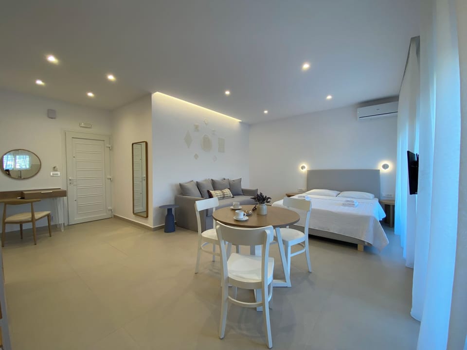 Comfort Studio | In-room safe, individually decorated, individually furnished, desk