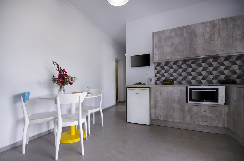 Fridge, oven, stovetop, coffee/tea maker