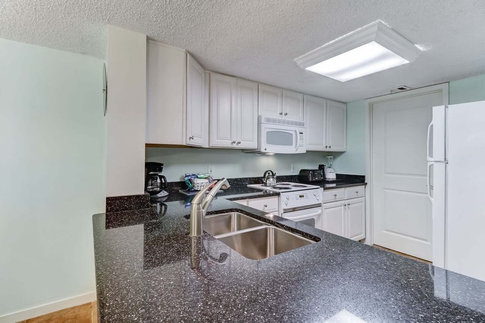 Full kitchen