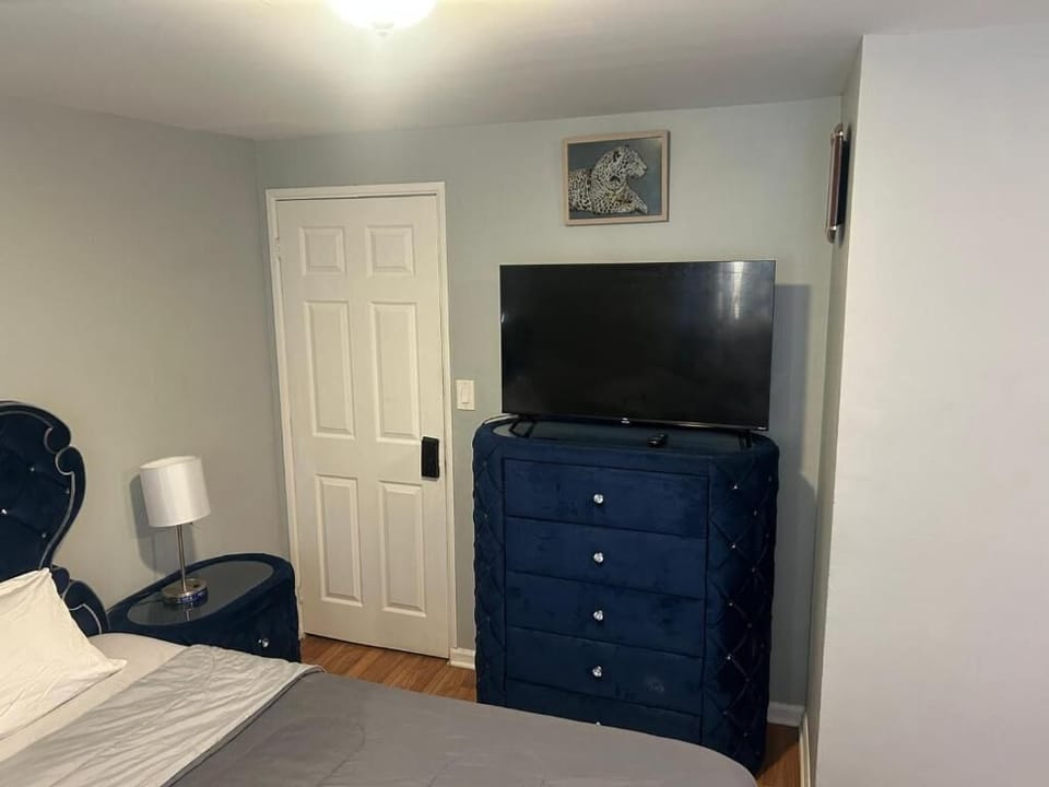 Double Room, 1 King Bed, Non Smoking | Iron/ironing board, free WiFi