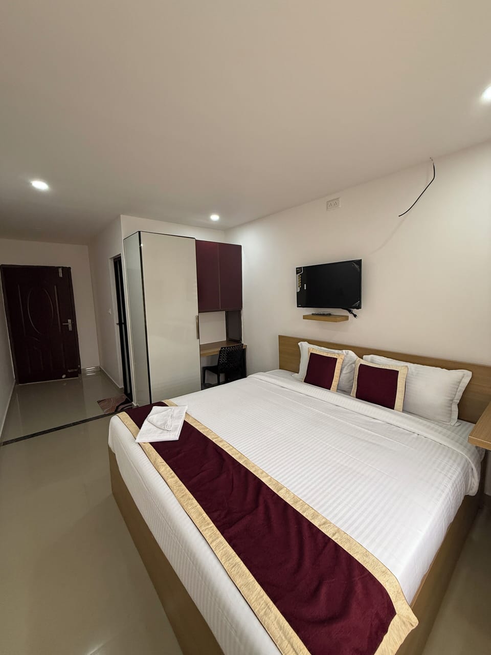 Elite Triple Room, City View | Desk, free WiFi
