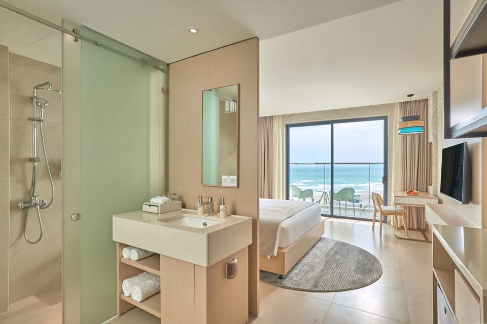 Deluxe Room, 1 King Bed, Sea View | Bathroom | Shower, rainfall showerhead, free toiletries, hair dryer