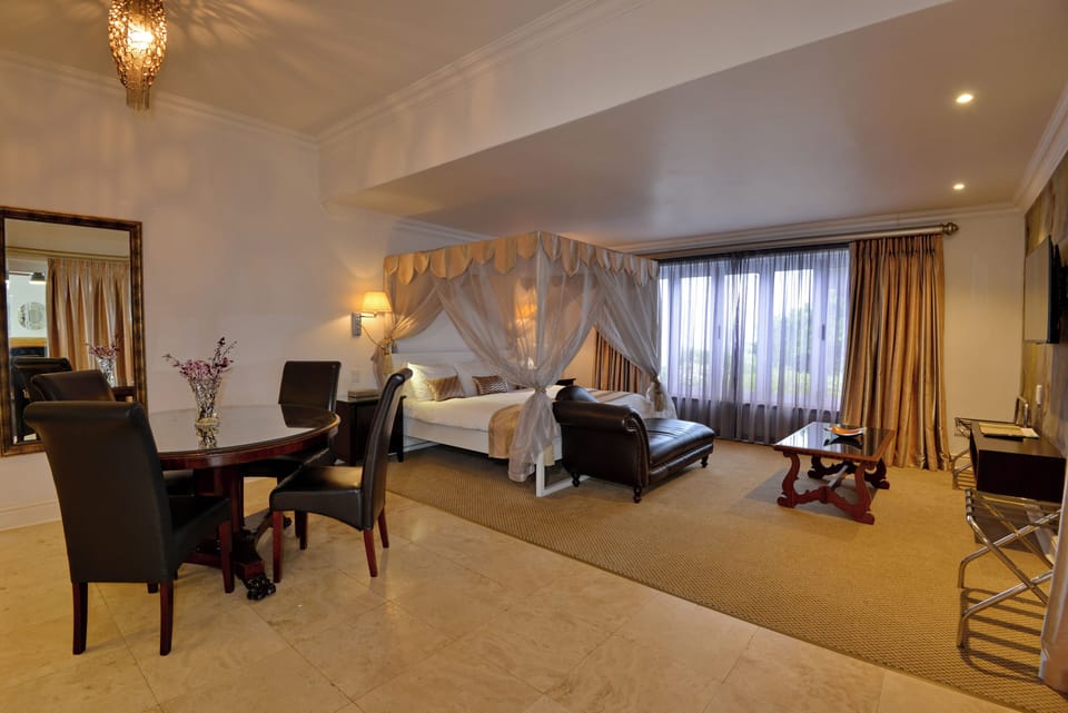 Honeymoon Suite | Minibar, in-room safe, desk, free WiFi