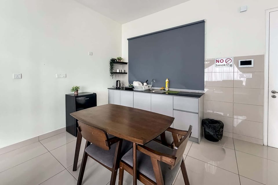 The dining & kitchenette.