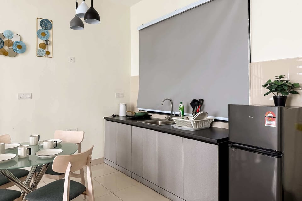 The dining & kitchenette.
