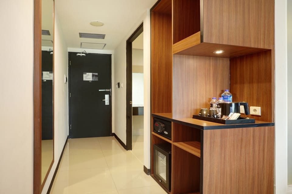 Deluxe Room | In-room safe, desk, soundproofing, iron/ironing board (on request)