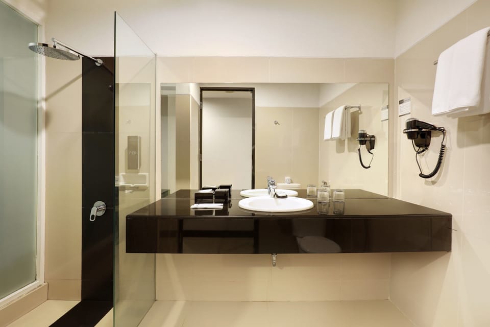 Superior Room | Bathroom | Shower, free toiletries, hair dryer (on request), slippers
