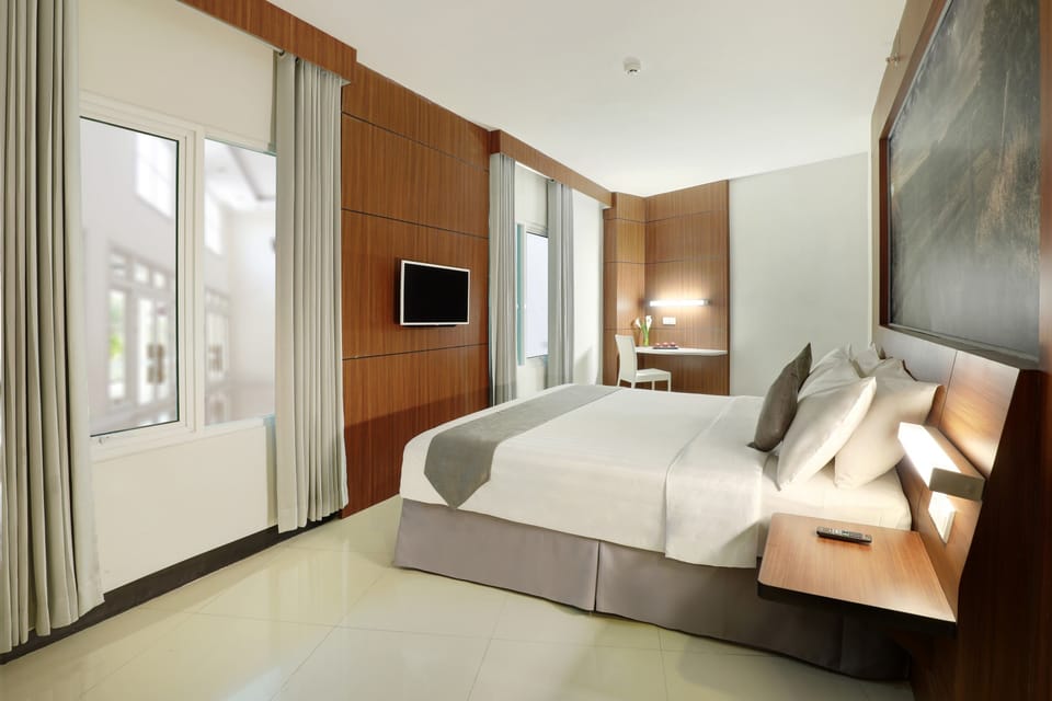 Junior Suite | In-room safe, desk, soundproofing, iron/ironing board (on request)