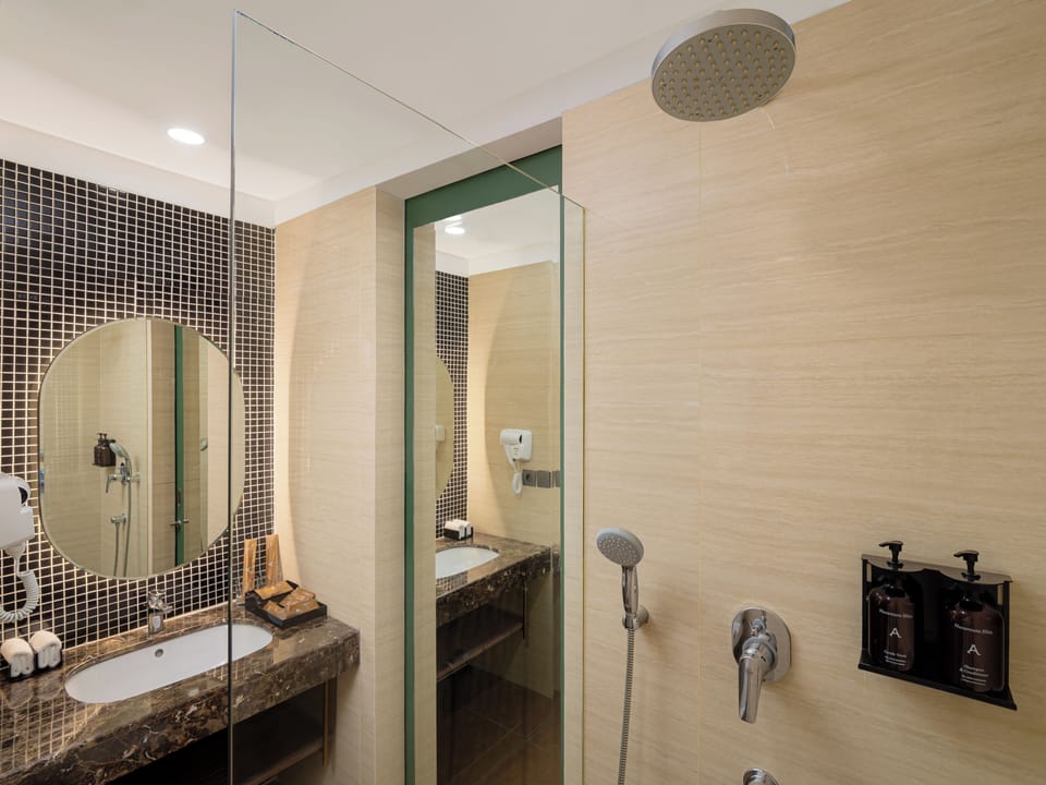 Shower, rainfall showerhead, free toiletries, hair dryer